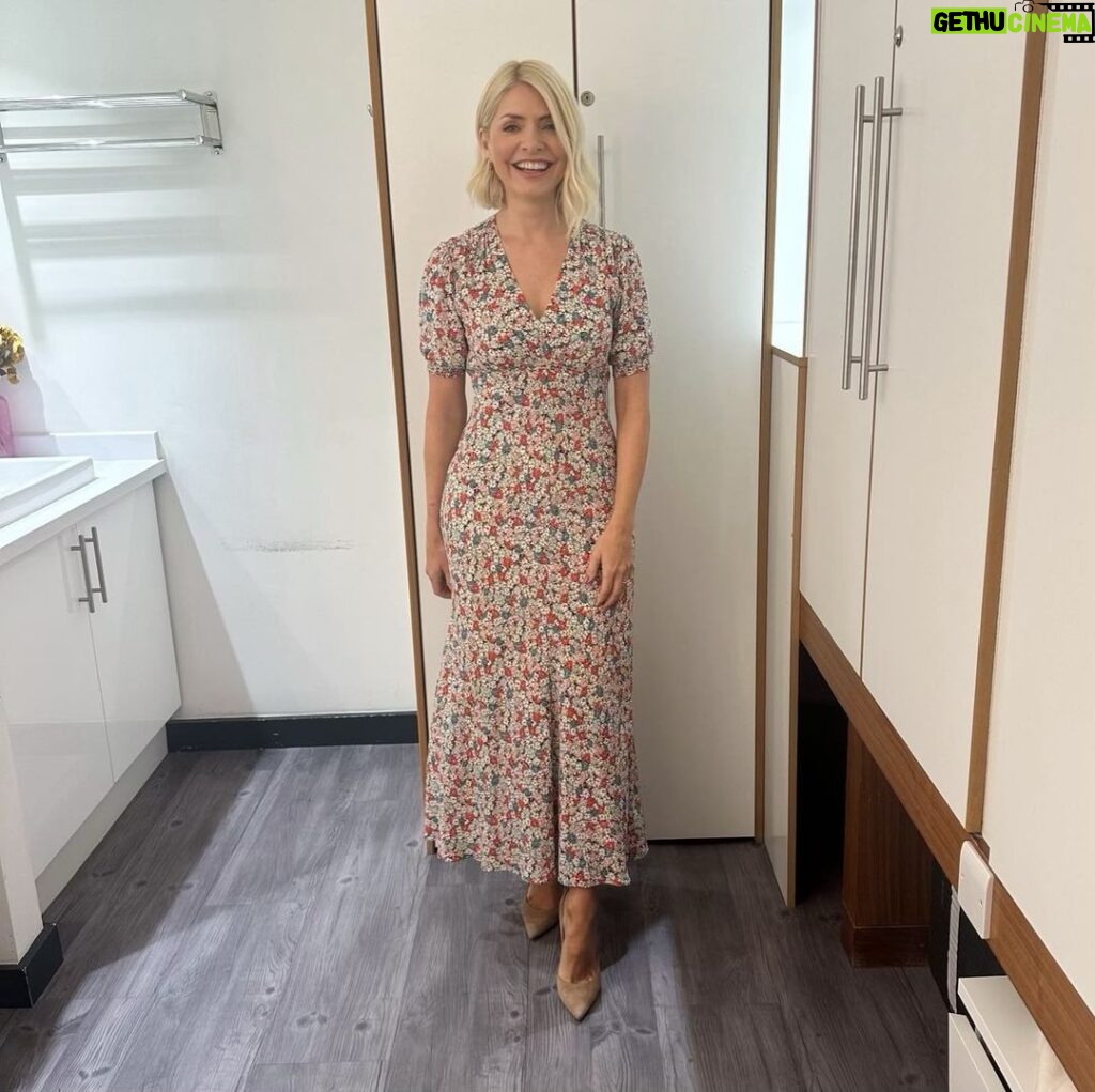 Holly Willoughby Instagram - Morning Tuesday… see you on the @thismorning sofa at 10am with @craigadoyle @clodagh_mckenna @lisa_snowdon and @fernemccann … #hwstyle💁🏼‍♀️✨ dress by @hobbslondon 💗