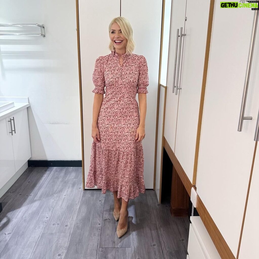 Holly Willoughby Instagram - Happy Wednesday, great show for you today! @josiegibson85 and I will be on the @thismorning sofa at 10am. We have the gorgeous @davinamccall @juliabradbury @craigadoyle with us and buckle up… she’s back! Miriam Margolyes is todays agony aunt… can’t wait! #hwstyle💁🏼‍♀️✨ dress by @st.clair_london 🌸