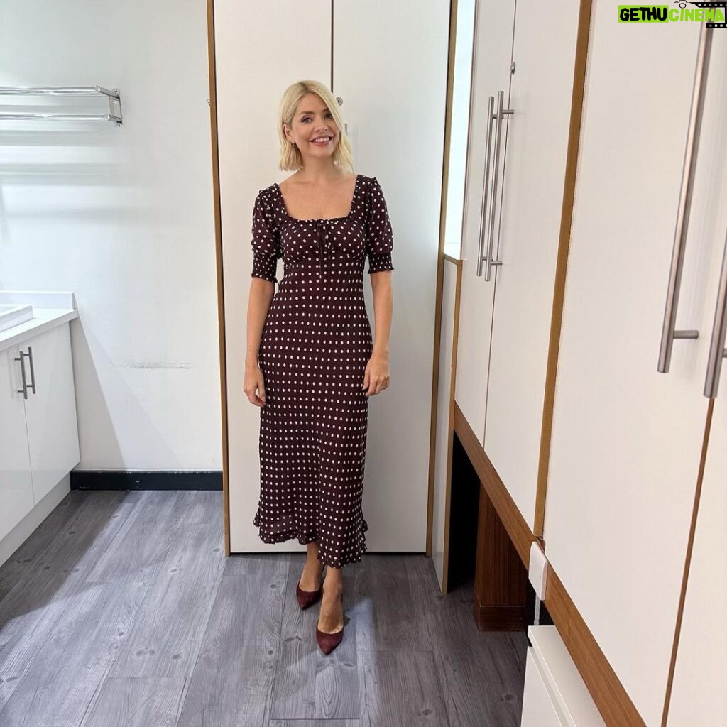 Holly Willoughby Instagram - Morning Tuesday… see you at 10am on the @thismorning with @dermotoleary @trinnywoodall and @stephaniedavis88 🩷🩷🩷 #hwstyle💁🏼‍♀️✨ dress by @rixo