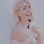 Holly Willoughby Instagram - The @wyldemoon END OF SUMMER SALE is now on! To celebrate summer coming to an end…although it certainly doesn’t feel that way in this heat...@wyldemoon are offering 20% off across all home and personal fragrances in the WYLDE Boutique. Perfect timing to stock up ahead of all those cosy autumn evenings which are just around the corner. Enjoy x #ad ☀️🌙✨
