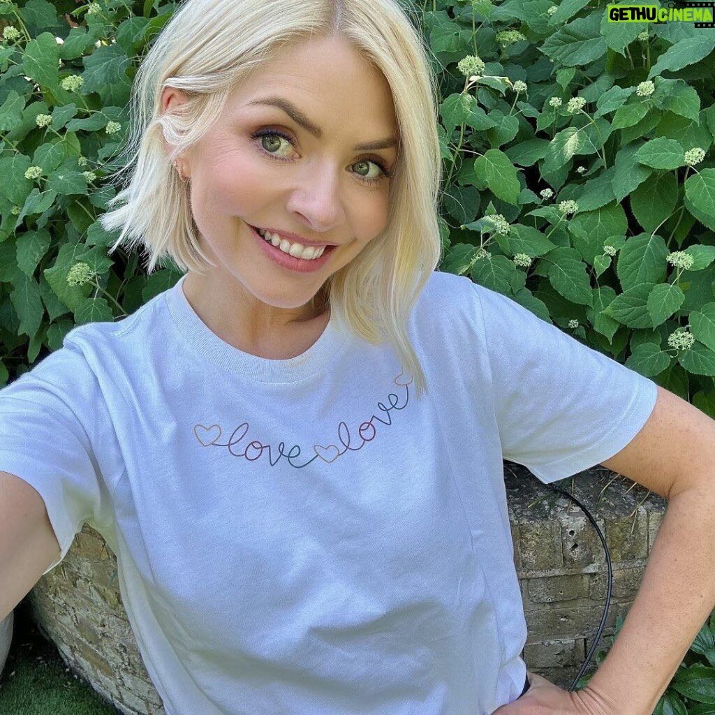 Holly Willoughby Instagram - Finally. It’s here! It’s an honour to have been asked to design a #ShowYourLove t-shirt to raise money for Young Lives vs Cancer. What do you think? I really do love it! I'm proud to join Young Lives vs Cancer on its mission to make sure all children and young people with cancer have the support they need to thrive. Join me and grab your limited-edition today. The link to buy my t-shirt is in my bio. I’m looking forward to seeing you wearing yours 💕💕 PS. make sure you check out @younglivesvscancer to see the amazing work they do and give them a follow. #ShowYourLove #TeamYoungLives #CCAM #ChildhoodCancerAwarenessMonth