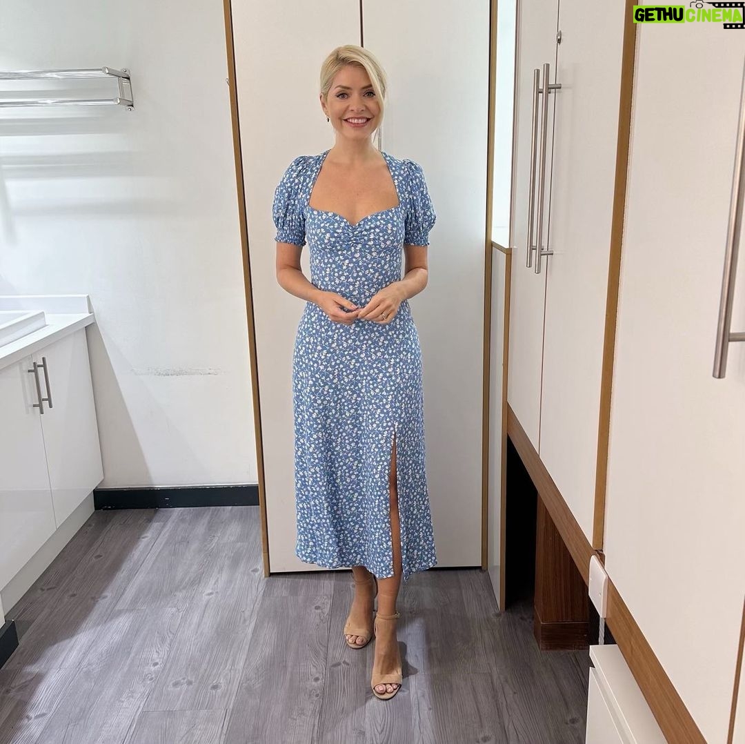 Holly Willoughby Instagram - Morning Wednesday!!!! Joined by the glorious @craigadoyle today… see you on the @thismorning sofa at 10am… #hwstyle💁🏼♀️✨ dress by @reformation 🩵