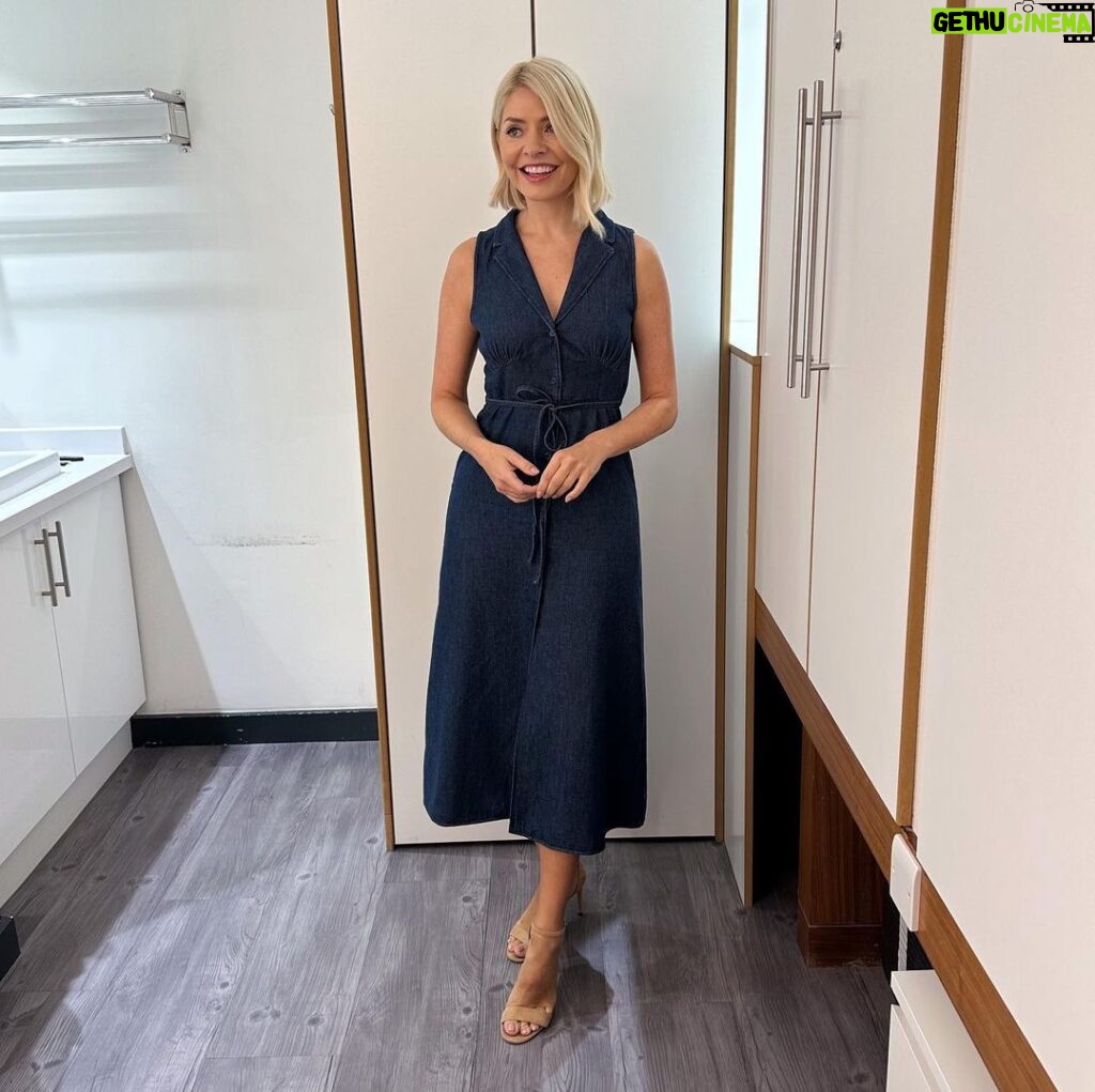 Holly Willoughby Instagram - Morning Tuesday… see you on @thismorning at 10am with @alisonhammond55 @peterandre @jdonofficial … and it’s denim day in fashion today so joining in … #hwstyle💁🏼‍♀️✨ dress by @andotherstories 👖