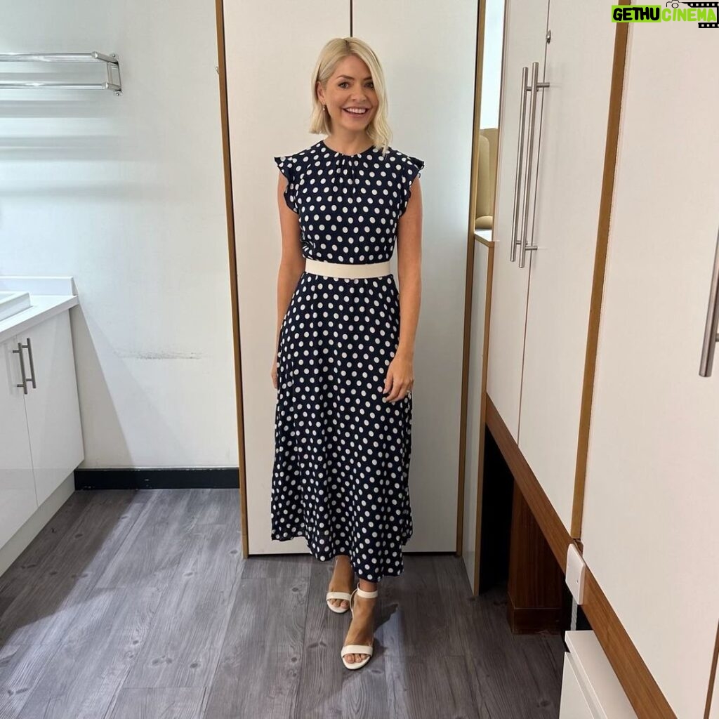 Holly Willoughby Instagram - And just like that… it’s back to school… can’t wait to see you!!! @thismorning 10am @itv #hwstyle💁🏼‍♀️✨ dress by @purecollection