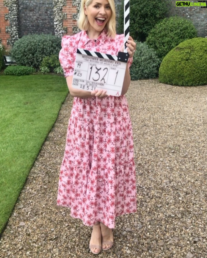 Holly Willoughby Instagram - Tonight… @itv 8pm may be making a blink and you’ll miss it cameo on Midsomer Murders ‘The Witches of Angel’s Rise’ 🍿 🎥 🧙🏻👼 ☠️