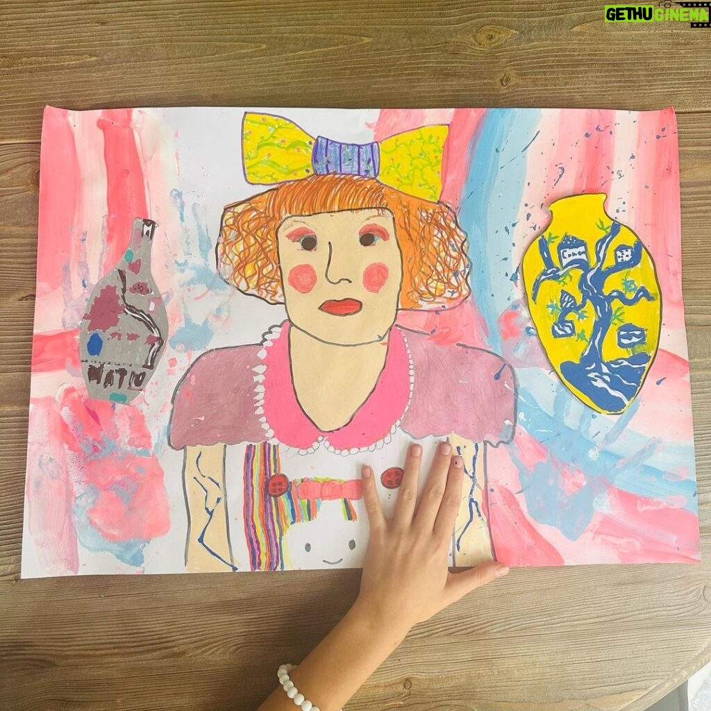 Holly Willoughby Instagram - End of term take your artwork of the walls day… My Belle being inspired by @alanmeasles 🎀 Congratulations Sir Grayson Perry on your knighthood ❤️