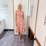 Holly Willoughby Instagram - Morning Wednesday… today we celebrate 75 years of the @nhsengland and talk to some of our incredible show doctors. Also we catch up with @elliesimmonds as she talks about her new documentary … see you at 10am. #hwstyle💁🏼‍♀️✨ dress by @lkbennettlondon 🩷🌸🎀
