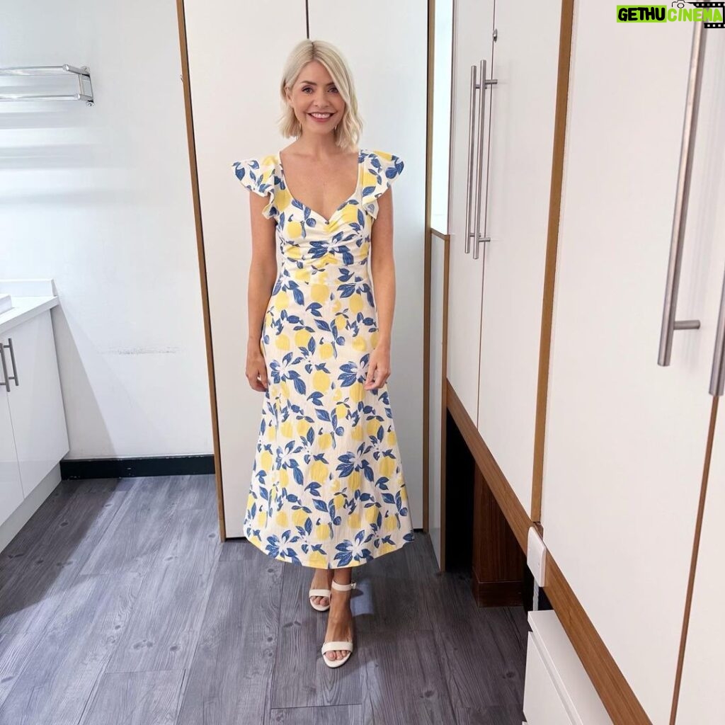 Holly Willoughby Instagram - Morning Tuesday… see you on @thismorning at 10am.. @martinlewismse @rosskemptv join us today along with Elsa herself @idinamenzel 💙 #hwstyle💁🏼‍♀️✨ dress by @reserved shoes by @lkbennettlondon 💛