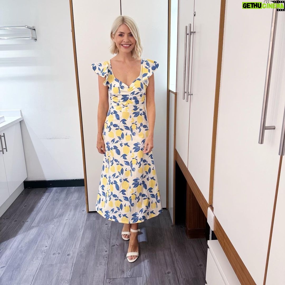 Holly Willoughby Instagram - Morning Tuesday… see you on @thismorning at 10am.. @martinlewismse @rosskemptv join us today along with Elsa herself @idinamenzel 💙 #hwstyle💁🏼♀️✨ dress by @reserved shoes by @lkbennettlondon 💛