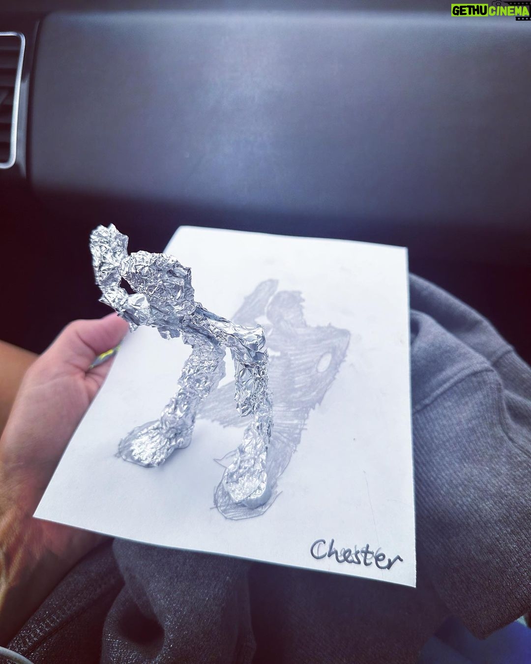 Holly Willoughby Instagram - This might be my favourite yet Chester… #shadows 🖤🩶🤍