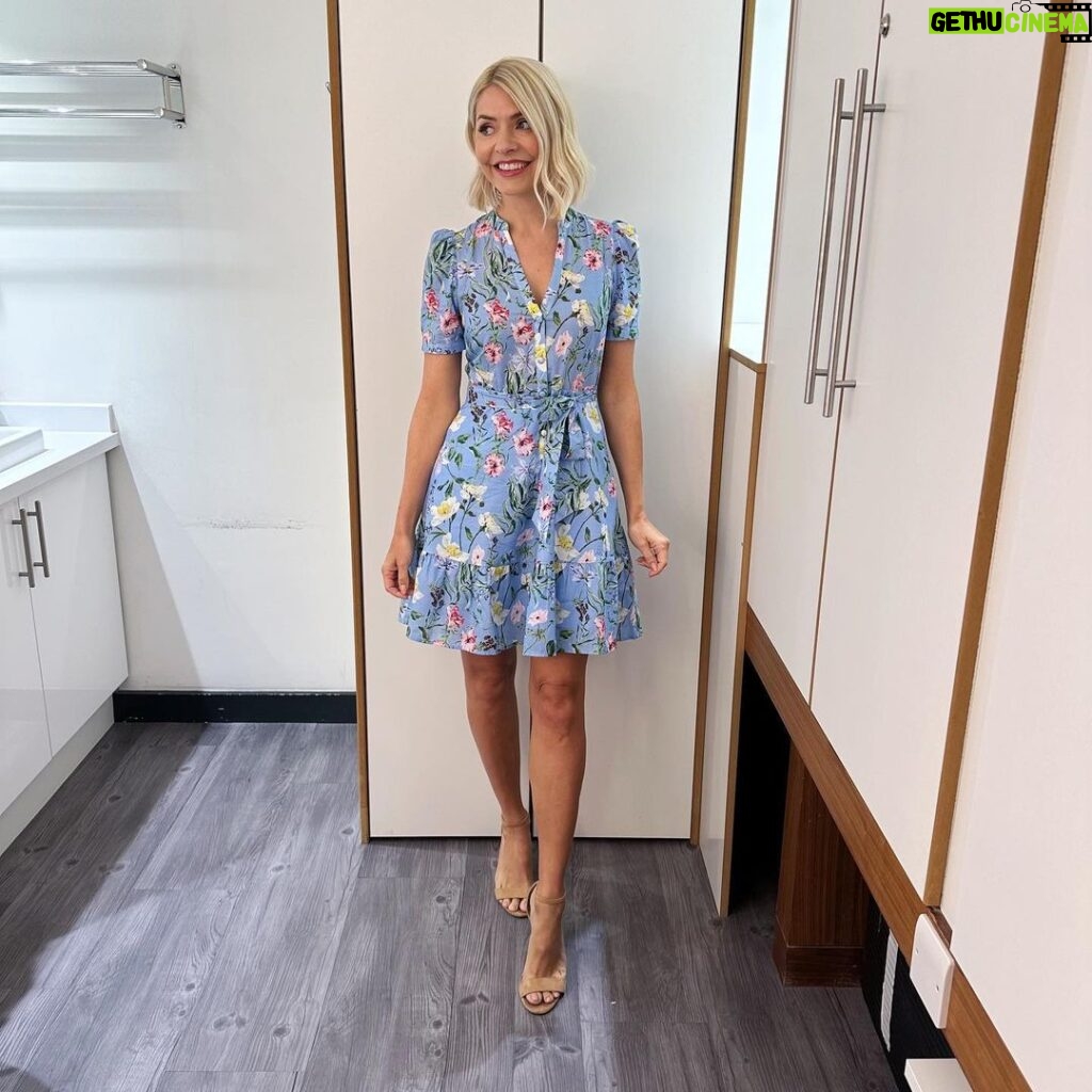 Holly Willoughby Instagram - Morning Monday… brand new week here on @thismorning and joining @craigadoyle and myself is @oliviajade_attwood @menopause_doctor @haganfoxastrology @julietsear and @ourlifeatthebarn #hwstyle💁🏼‍♀️✨ dress by @phaseeight 🩷