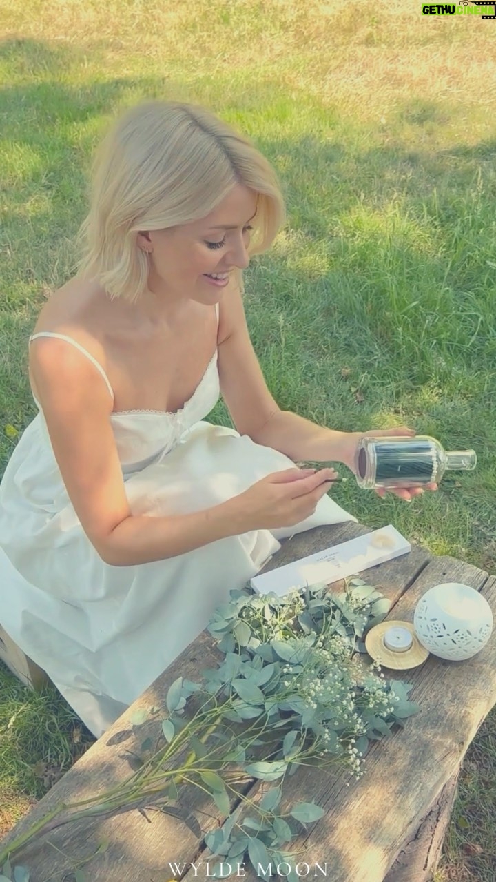 Holly Willoughby Instagram - WYLDE MOON is celebrating the arrival of summer this weekend with a ⭐20% off EVERYTHING sale!⭐ Bring the outside in with our beautiful WYLDE Boutique fragrances. Life literally couldn’t smell more delicious!🕯️🌸☀️🌙 Clink the link in bio for 20% off all perfume, candles, diffusers and wax melts until midnight on Sunday. #adandownbrand