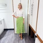 Holly Willoughby Instagram - Morning Thursday… see you on @thismorning at 10am… the lovely @peterandre joins us and he’s cooking something delicious from his cookbook… #hwstyle💁🏼‍♀️✨ Shirt @purecollection Skirt @phaseeight 💚