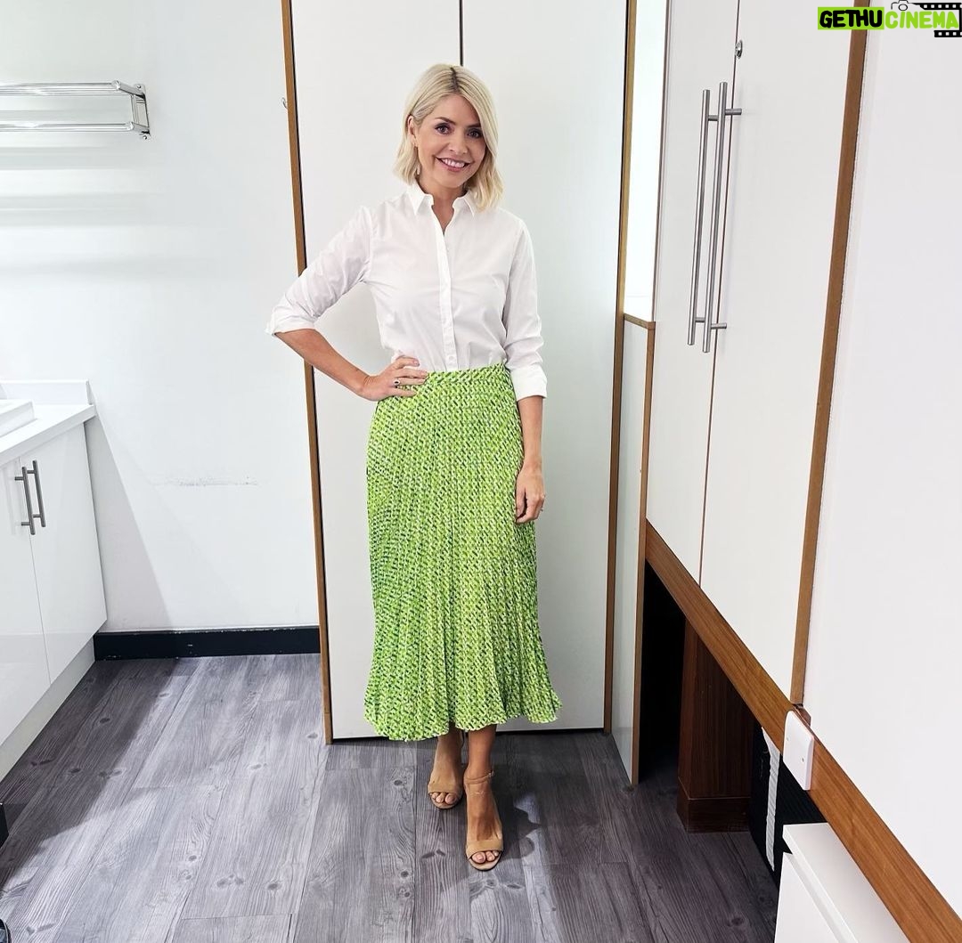 Holly Willoughby Instagram - Morning Thursday… see you on @thismorning at 10am… the lovely @peterandre joins us and he’s cooking something delicious from his cookbook… #hwstyle💁🏼♀️✨ Shirt @purecollection Skirt @phaseeight 💚