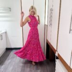 Holly Willoughby Instagram - Morning Wednesday… see you on @thismorning at 10am. @annemarie and @real_arg join us today… #hwstyle💁🏼‍♀️✨ dress by @phaseeight