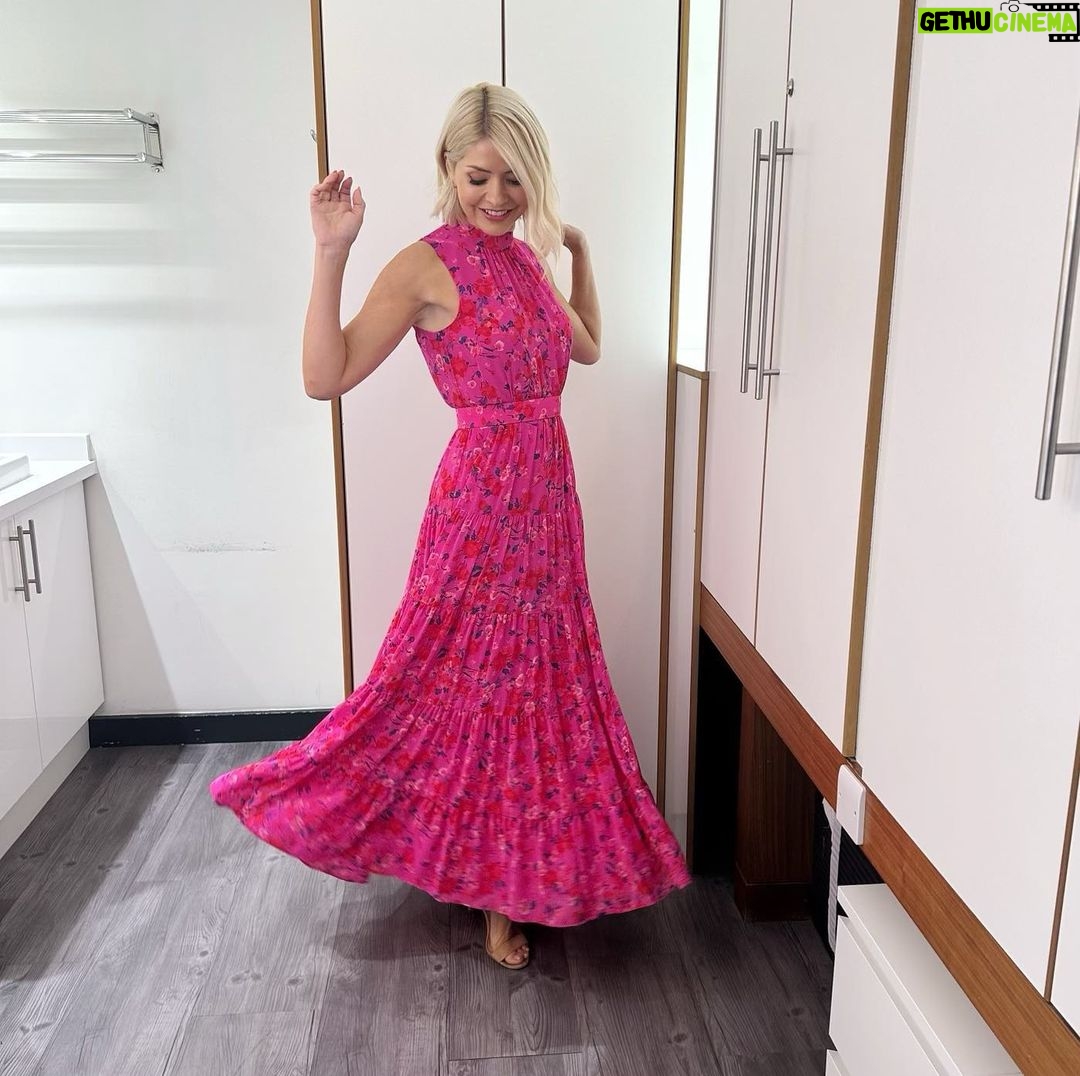 Holly Willoughby Instagram - Morning Wednesday… see you on @thismorning at 10am. @annemarie and @real_arg join us today… #hwstyle💁🏼♀️✨ dress by @phaseeight