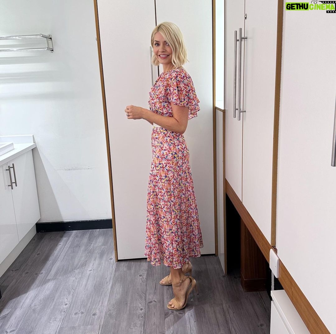 Holly Willoughby Instagram - Morning Monday! See you on @thismorning with @dermotoleary at 10am. Music by @texastheband cold water therapy with @iceman_hof and @melizcooks cooks! #hwstyle💁🏼♀️✨ dress by @tedbaker 🩷