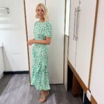Holly Willoughby Instagram - Morning Monday… see you at 10am on @thismorning with the lovely @dermotoleary Also so happy to welcome back @jamesmartinchef to the kitchen today… 🩷 #hwstyle💁🏼‍♀️✨ dress by @newlook 🍀