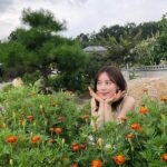 Hong Ji-hee Instagram – 엄마시선_📷
자꾸 꽃 옆에 앉으래 
풀은 왜 걸고 찍어 ㅋㅋㅋ