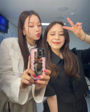 Hong Ji-hee Instagram - 식스더뮤지컬 세종 여민락 콘서트👑

@jennifer_luanari 지우언니가 빌려준
파랑 구두 신고💙

7월에 세종에서 또 만나요!