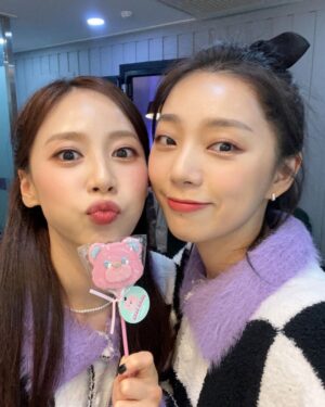 Hong Ji-hee Instagram - 내 짝꿍 유쥬유쥬💙
르세라핌 좋아하는 우린 늙세라핌^^🤍🖤💜