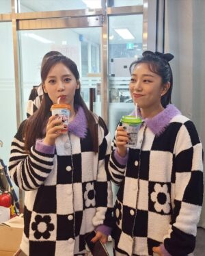 Hong Ji-hee Instagram - 내 짝꿍 유쥬유쥬💙
르세라핌 좋아하는 우린 늙세라핌^^🤍🖤💜