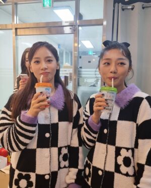 Hong Ji-hee Instagram - 내 짝꿍 유쥬유쥬💙
르세라핌 좋아하는 우린 늙세라핌^^🤍🖤💜