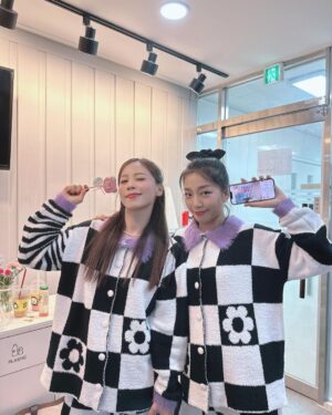 Hong Ji-hee Instagram - 내 짝꿍 유쥬유쥬💙
르세라핌 좋아하는 우린 늙세라핌^^🤍🖤💜