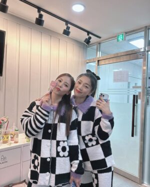 Hong Ji-hee Instagram - 내 짝꿍 유쥬유쥬💙
르세라핌 좋아하는 우린 늙세라핌^^🤍🖤💜