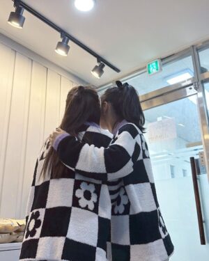 Hong Ji-hee Instagram - 내 짝꿍 유쥬유쥬💙
르세라핌 좋아하는 우린 늙세라핌^^🤍🖤💜