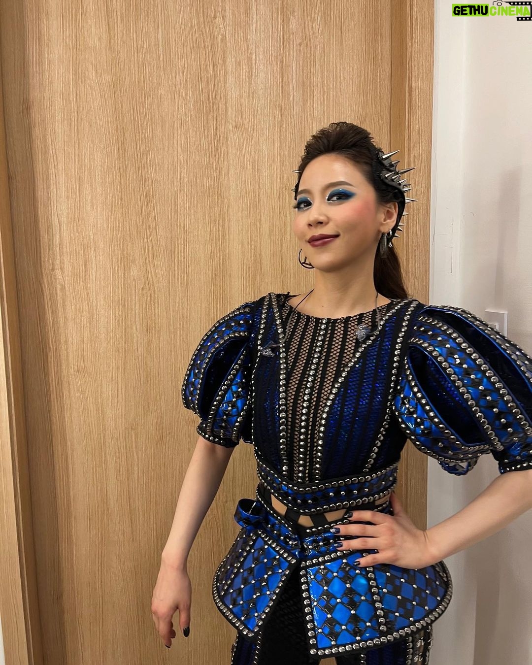 Hong Ji-hee Instagram - #sixthemusical #CatherineParr 첫 공연이 올라갔어요! 캐thㅓ린 파 그녀가 어딘가에서 함께 목소리를 내주고 있다 느껴요 고맙고 또 어깨가 무겁고 이 책임감이 날 더 강하게 만듭니다 우리 열두명의 왕비들 존경하고 코엑스 뚜껑 날리는 함성소리로 공연을 완성시켜주신 관객분들 사랑해요 자 우린 이제 시작이니까요! 버텨준 내 도가니 고맙다 앞으로도 잘 부탁해 코엑스아티움