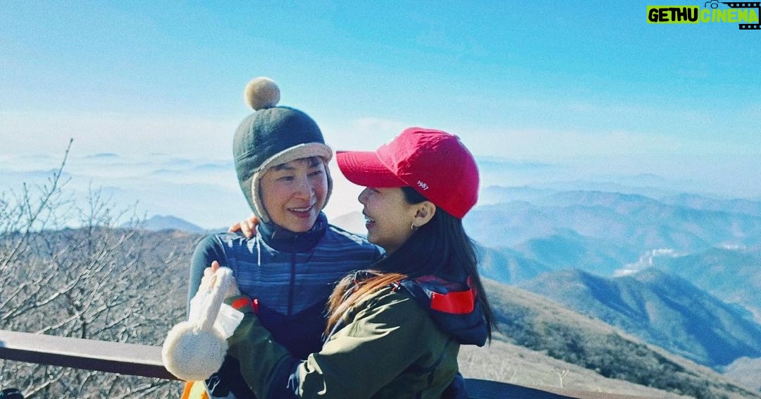 Hong Ji-hee Instagram - 산에서 거의 날라다니는 울 엄마ㅋ 오랜만에 무릎이 아프지 않은 산행이라 정말 감사했다(ง'̀-'́)ง 운동을 좀 꾸준히 잘 해보자!