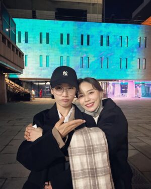 Hong Ji-hee Instagram - “언니 우리 이제 10년 다 되어가!” 
“그런거 세지마..😌”

그때나 지금이나 여전히 나으 롤모델 내 친구 울 엉니💜
