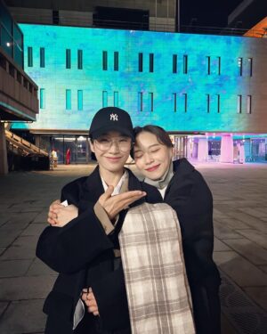 Hong Ji-hee Instagram - “언니 우리 이제 10년 다 되어가!” 
“그런거 세지마..😌”

그때나 지금이나 여전히 나으 롤모델 내 친구 울 엉니💜