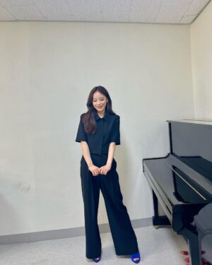 Hong Ji-hee Instagram - 식스더뮤지컬 세종 여민락 콘서트👑

@jennifer_luanari 지우언니가 빌려준
파랑 구두 신고💙

7월에 세종에서 또 만나요!