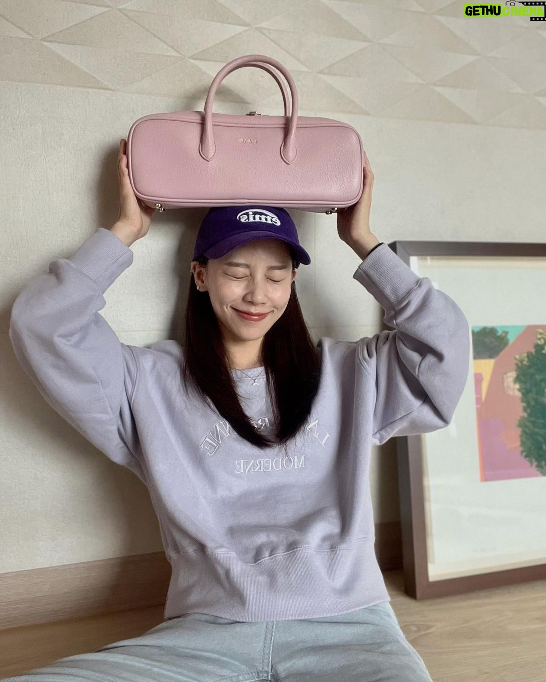 Hong Ji-hee Instagram - 뮤지컬 김종욱 찾기, 오! 당신이 잠든사이 등 대학로 창작 뮤지컬을 대표하는 수많은 작품들을 탄생시킨 김혜성 작곡가님께서, 예쁘고 실용적인 가방을 제작하셨다고 해서 저도 한 번 사용해보았어요! 베이비 핑크 컬러가 너무 사랑스럽지 않나요🎀 전체적으로 라텍스가 들어가있어 데일리로는 물론 깨지기 쉬운 물건들이나 악기를 넣어 이동하기에도 좋다고 해요! 네이버에서 샵해일리를 검색해보세요✨ #샵해일리 @kimhaylie