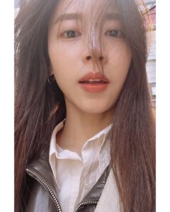 Hong Ji-hee Instagram - 요즘 sns 중독인 것 같아.. 시간이 많으니까 이러네^^ 관종력 상승 이대로 괜찮은가