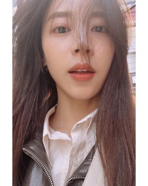 Hong Ji-hee Instagram - 요즘 sns 중독인 것 같아.. 
시간이 많으니까 이러네^^ 관종력 상승
이대로 괜찮은가