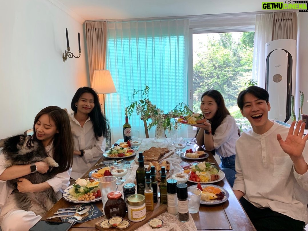 Hong Ji-hee Instagram - 또 남호오빠 덕분에 힘 얻고 가는 하루 오빠를 보면서 사랑하는 사람들은 이렇게 챙겨야 한다는 걸 배우는거 같아🤍 근데 우리 이제는 시켜먹으까? 고생 고만하고ㅠㅠ 김폼폼, 김탄탄! 엄마 아빠 말 잘듣고 임마 구염둥이들아 4시간 너무 부족했어 (나 때문에…) 또 모여 또 만나 제발