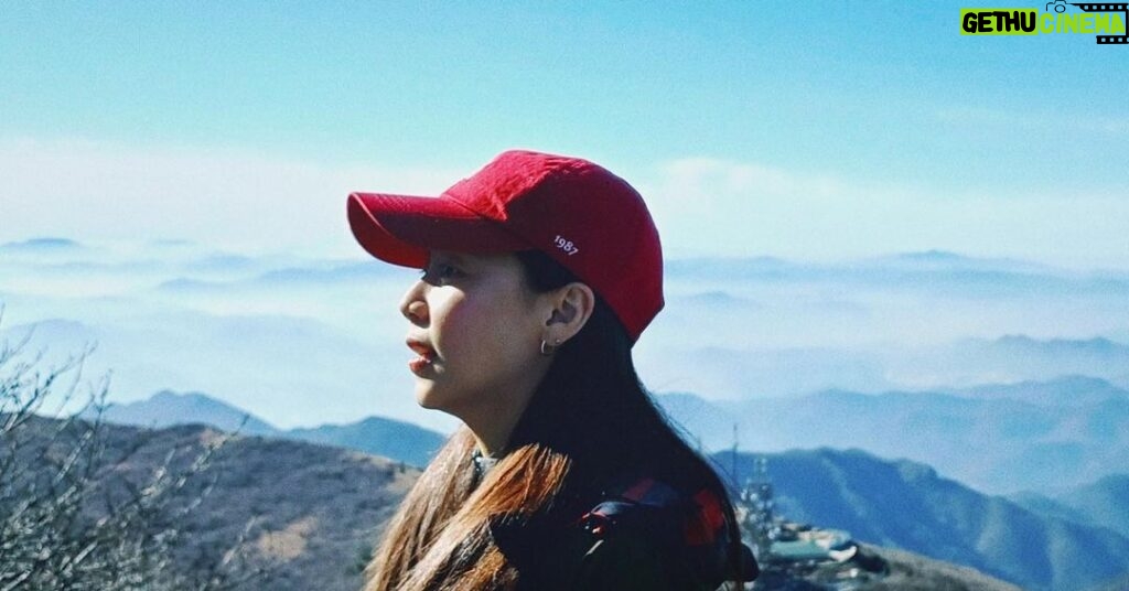 Hong Ji-hee Instagram - 산에서 거의 날라다니는 울 엄마ㅋ 오랜만에 무릎이 아프지 않은 산행이라 정말 감사했다(ง'̀-'́)ง 운동을 좀 꾸준히 잘 해보자!