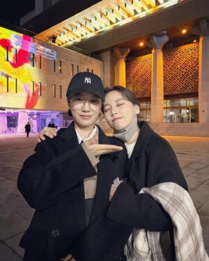 Hong Ji-hee Instagram - “언니 우리 이제 10년 다 되어가!” 
“그런거 세지마..😌”

그때나 지금이나 여전히 나으 롤모델 내 친구 울 엉니💜