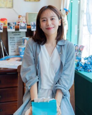 Hong Ji-hee Instagram - 20230727 생일, 0728 데뷔 5000일

고맙고, 미안하고, 부끄럽고, 신기하고 ..
생각의 끝에서는 마치 약속하듯이 마음을 더 굳게 먹게 되는 그런 날