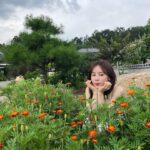 Hong Ji-hee Instagram – 엄마시선_📷
자꾸 꽃 옆에 앉으래 
풀은 왜 걸고 찍어 ㅋㅋㅋ