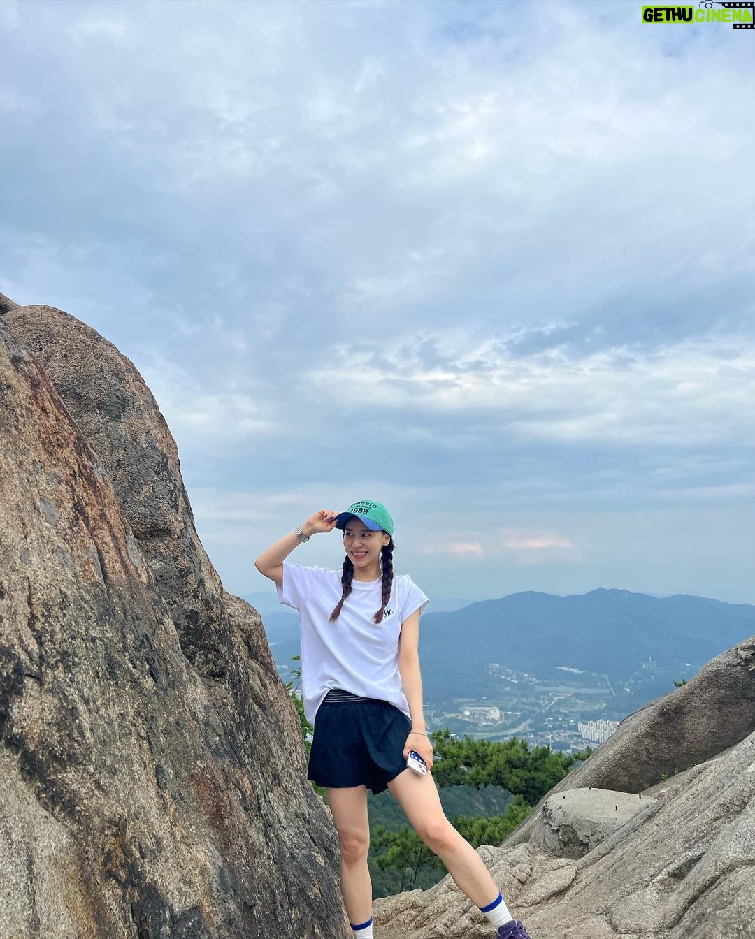 Hong Ji-hee Instagram - 관악산 등산 후 먹은 태국 음식은 감동….🥹 체력이 남네? 다음엔 어디를 가보까😎💙