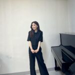 Hong Ji-hee Instagram - 식스더뮤지컬 세종 여민락 콘서트👑 @jennifer_luanari 지우언니가 빌려준 파랑 구두 신고💙 7월에 세종에서 또 만나요!