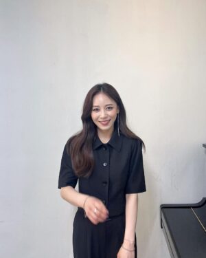 Hong Ji-hee Instagram - 식스더뮤지컬 세종 여민락 콘서트👑

@jennifer_luanari 지우언니가 빌려준
파랑 구두 신고💙

7월에 세종에서 또 만나요!