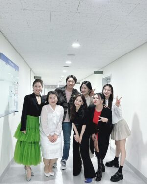Hong Ji-hee Instagram - 식스더뮤지컬 세종 여민락 콘서트👑

@jennifer_luanari 지우언니가 빌려준
파랑 구두 신고💙

7월에 세종에서 또 만나요!