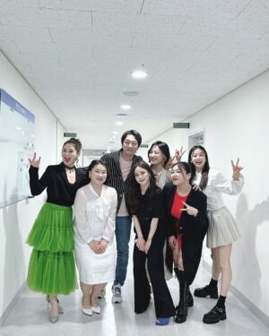 Hong Ji-hee Instagram - 식스더뮤지컬 세종 여민락 콘서트👑

@jennifer_luanari 지우언니가 빌려준
파랑 구두 신고💙

7월에 세종에서 또 만나요!
