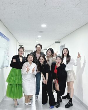 Hong Ji-hee Instagram - 식스더뮤지컬 세종 여민락 콘서트👑

@jennifer_luanari 지우언니가 빌려준
파랑 구두 신고💙

7월에 세종에서 또 만나요!