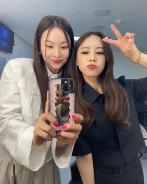 Hong Ji-hee Instagram - 식스더뮤지컬 세종 여민락 콘서트👑

@jennifer_luanari 지우언니가 빌려준
파랑 구두 신고💙

7월에 세종에서 또 만나요!